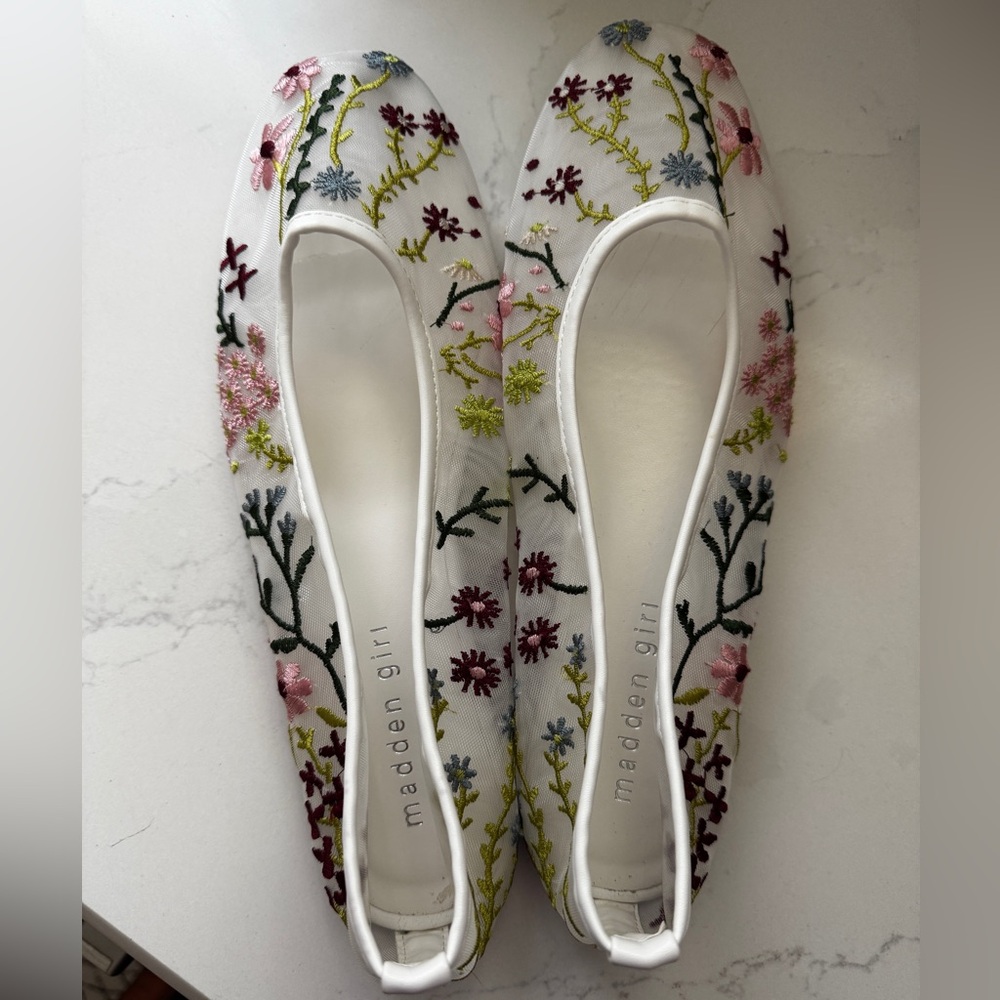 Madden Girl Cass White Floral Embroidered Women's Flats size 10